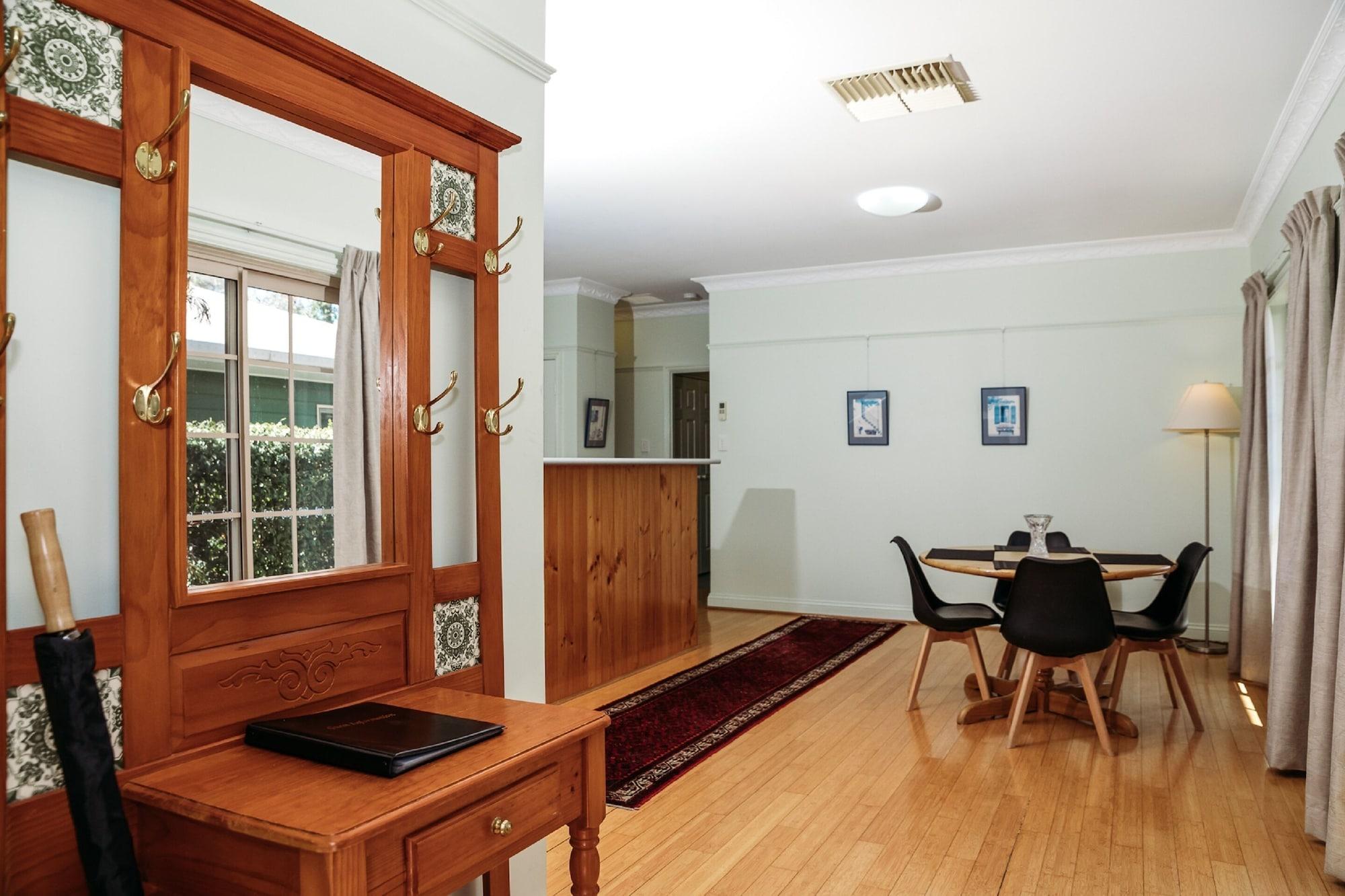 Country Pathfinder Motor Motel 3*